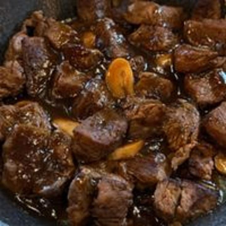 Isca de mignon ao molho madeira