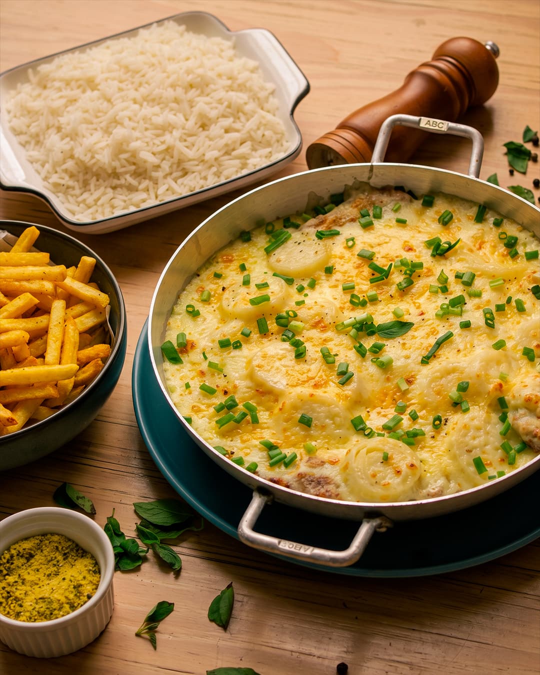 Filé do Patrão gratinado na travessa, com fritas e arroz ao lado
