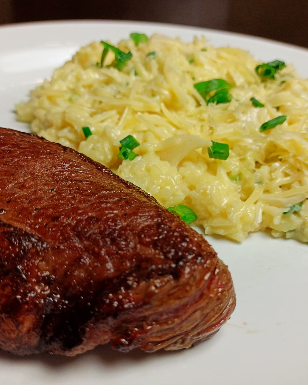 Risoto cremoso servido com filé grelhado