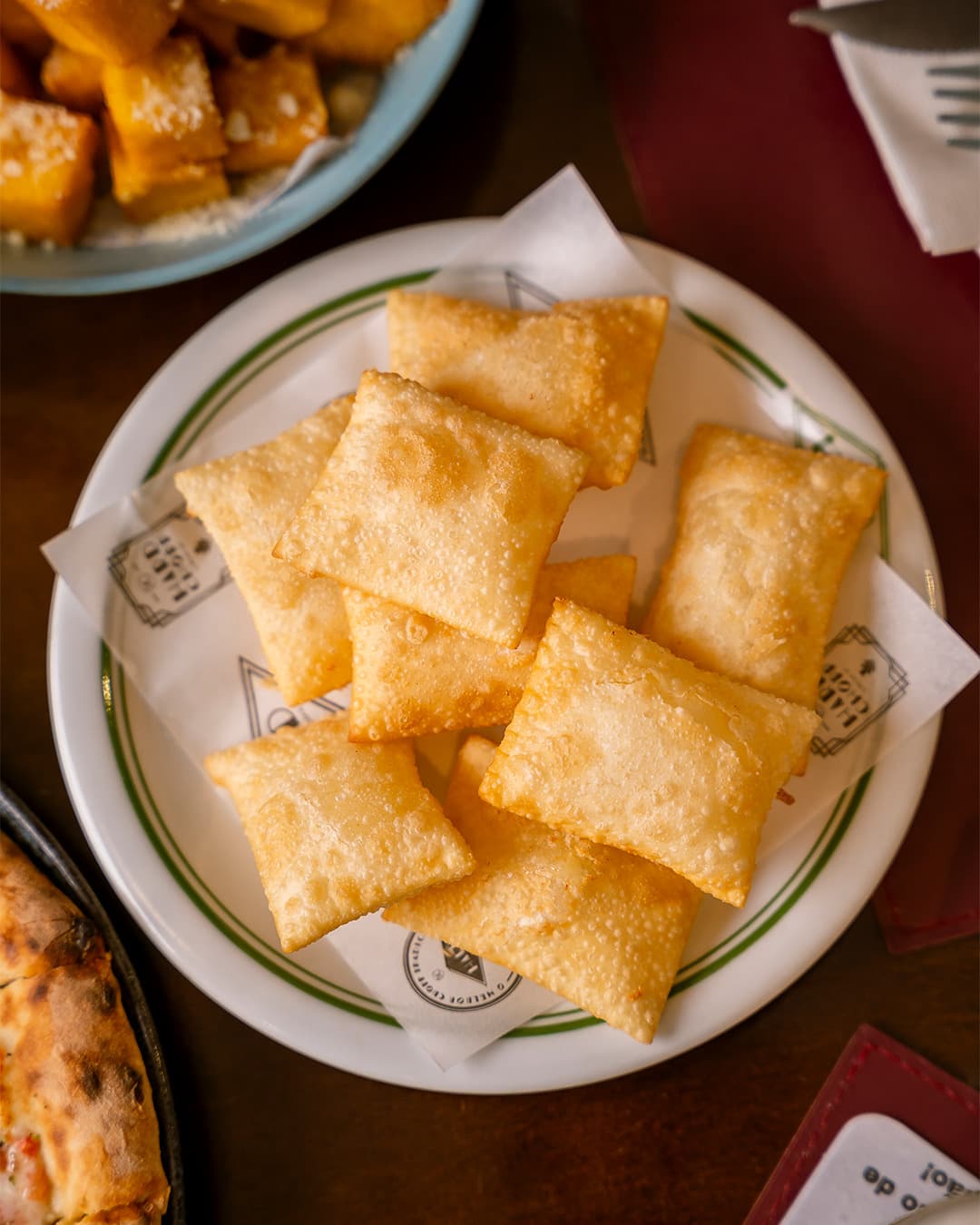 Pastéis de queijo no prato