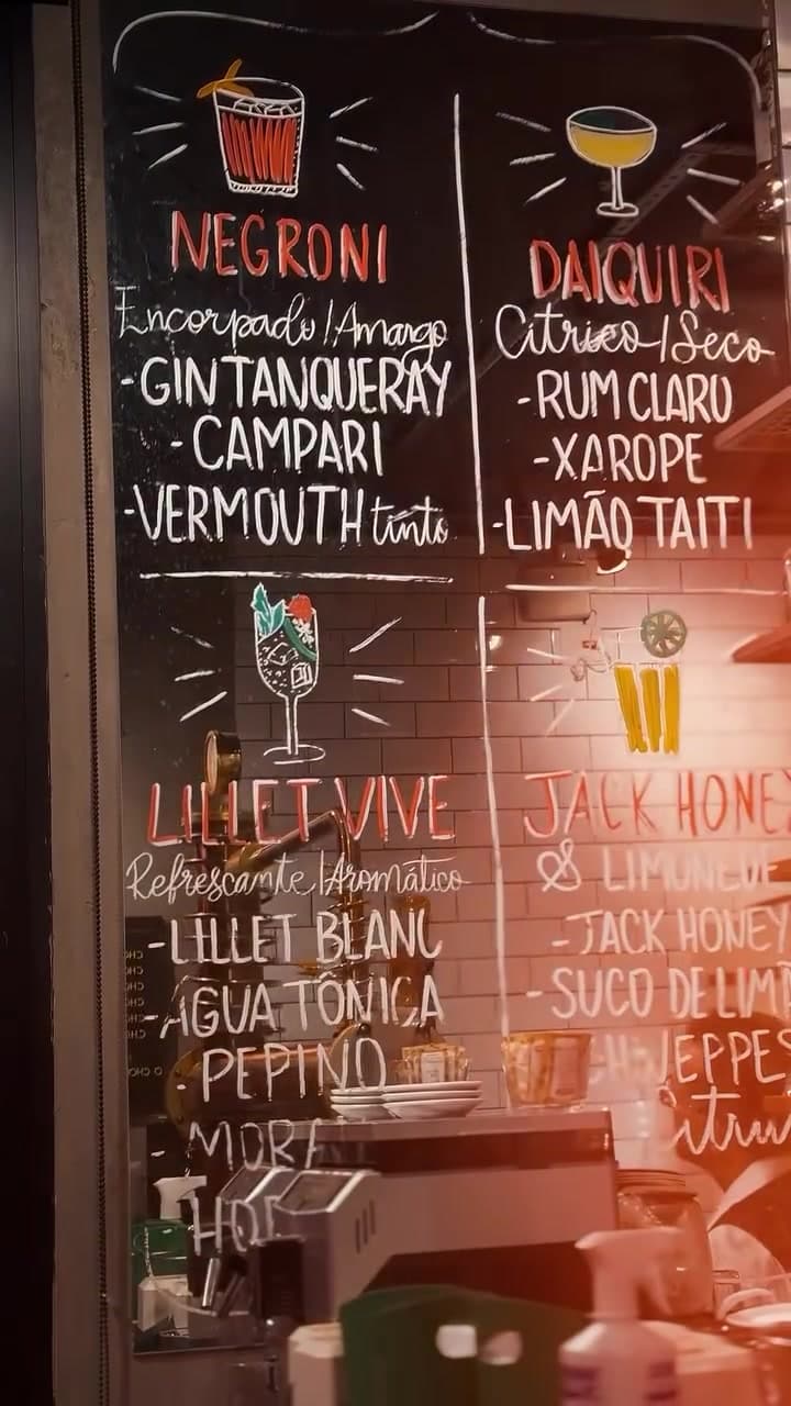 Lousa do bar com a receita do Negroni, do Daiquiri e de outros drinks