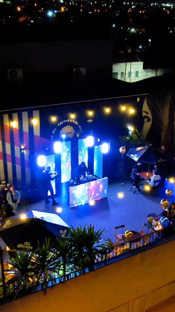 Rooftop do Hard Chopp 2 visto de cima à noite, com luzes e palco montado